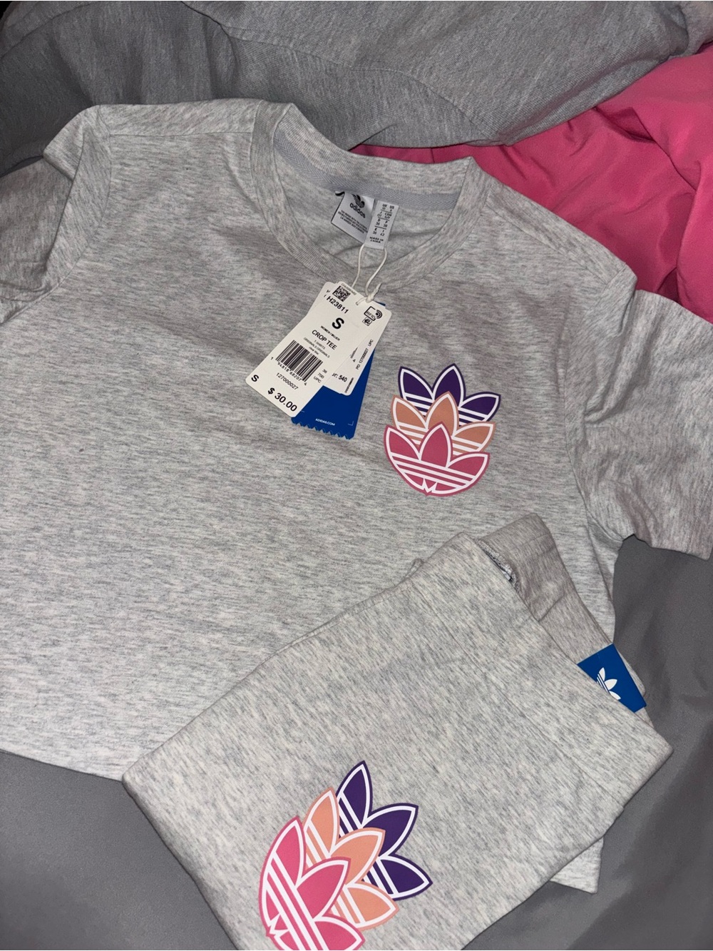 💖Women’s Grey Graphic Long-Sleeve Top with Multicolor Trefoil Print💜🧡💕💓